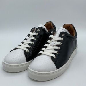 NWOT Atlanta Mocassin Black And White Star Sneaker